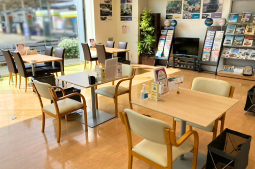 ダイハツ青山店内
